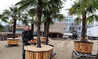 Frank Berghaus baut seinen Aloha-Beach-Club auf im Vertrauen darauf, dass er ihn im Mai eröffnen kann. - Frank-Michael Kiel-Steinkamp