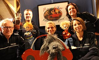 Erklären Kindern, sich richtig im Straßenverkehr zu verhalten: Michael Hanke (v.l.), Marcus Winkler, Andrea Kumpert, Jennifer Landwehrmeyer und Kerstin Westerwelle. - Jan-Henrik Gerdener