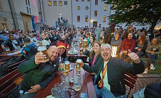 Im Innenhof des Hofbräu im Alten Rathaus wurde es richtig voll. Richtiges Public Viewing mit extragroßer Leinwand gab es aber woanders. - Oliver Krato Im Innenhof des Hofbräu im Alten Rathaus wurde es richtig voll. Richtiges Public Viewing mit extragroßer Leinwand gab es aber woanders. - Oliver Krato