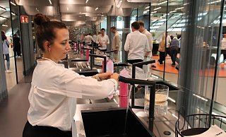 Produktmanagerin Sophie Stöbl zeigt ein Highlight in der Bora-Ausstellung: die selbstreinigende Spüle, die sich auch mit dem Unterarm bedienen lässt. - Susanne Blersch