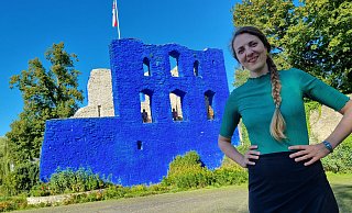 Trotz mehr als einhundert Führungen durch die Blaue Burg wird es Annalena Müller nicht langweilig. Je nach Gruppe versucht sie, andere Geschichten zu erzählen und verschiedene Perspektiven einzunehmen. Sind Kinder mit dabei, holt sie gerne ihre Schnecken-Handpuppe heraus. „Das macht es für die Kleinen gleich viel Aufregender.“ - Moritz Trinsch