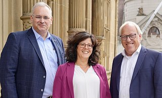 CDU-Fraktionschef Ralf Nettelstroth (links) und Oberbürgermeister Pit Clausen (SPD) haben Claudia Koch als künftige Planungsdezernentin im Rathaus begrüßt. - Peter Unger