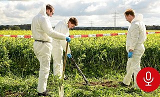 Spezialisten der Spurensicherung suchten das Feld in Leopoldshöhe nach der Tatwaffe ab, mit der Pascal L. seine Freundin Anna G. umgebracht hat. - Christian Mathiesen