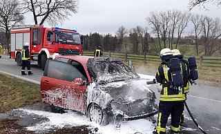 Der brennende Kleinwagen ist trotz schneller Löschaktion nur noch Schrott. - David Schellenberg