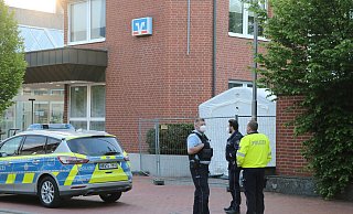 Schauplatz an der Volksbank in Spenge: Über der Stelle, wo die Täter ihren Tunnel gegraben hatten, hat die Polizei ein Zelt aufgestellt. - Ekkehard Wind
