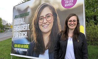 Sich selbst auf großen Wahlplakaten zu sehen, ist für Julia Eisentraut selbst noch „gewöhnungsbedürftig“. Dieses befindet sich in der Nachbarschaft des Oerlinghauser Schul- und Sportzentrums. - Thomas Reineke