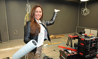 Susanne Dresselhaus in den neuen Räumen an der Bahnhofstraße in Schloß Holte-Stukenbrock. Noch wird dort umgebaut, bis alles nach den eigenen Vorstellungen fertiggestellt ist. - Karin Prignitz