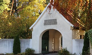 Der Waldfriedhof in Schloß Neuhaus hat eine Gesamtgröße von 83.000 Quadratmetern mit 4.437 Gräbern. - Mareike Gröneweg