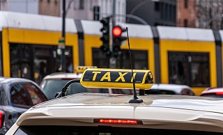 Taxifahrten gehören eigentlich nicht zu den Leistungen, die das 49-Euro-Ticket abdeckt. In einer Kommune im Kreis Herford könnte sich das ändern. - Symbolfoto: Pixabay