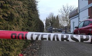 Die Polizei hat den Tatort in Lauenförde abgesperrt. - Svenja Ludwig