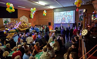 Volles Haus beim Kommersabend der Steinheimer Karnevalsgesellschaft (StKG) in der Halle am Piepenbrink. Die 200 Gäste sahen sich auch den Rosenmontagsfilm 2023 an. - StKG