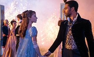 Phoebe Dynevor alias Daphne Brigderton verliebt sich in der ersten Staffel in den verschlossenen Regé-Jean Page alias Simon Basset. Auf eine der Hauptfiguren müssen Fans jetzt jedoch verzichten. - © 2020 Netflix, Inc.
