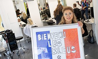 Friseurin Rose Gökce heißt das französische Team herzlich in Bad Lippspringe willkommen. - Niklas Tüns