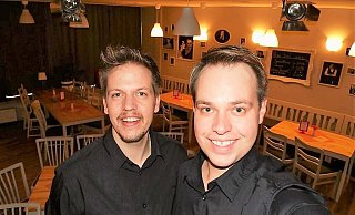 Zimmertheater: Simon Hillebrand (l.) und Stefan Marx gehen auch auf Reisen. - Privat