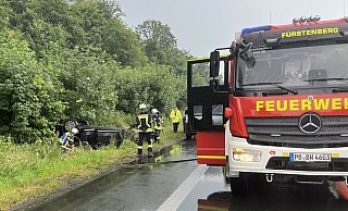 Auf der A33 überschlug sich ein Skoda und landete auf dem Dach liegend im Straßengraben. - Feuerwehr Bad Wünnenberg