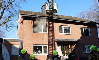 Durch einen gezielten Löschangriff konnte die Feuerwehr eine Brandausbreitung verhindern. - Feuerwehr Delbrück