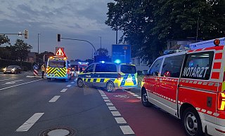 Ehrenamtliche der Freiwilligen Feuerwehr Spexard, die sich zeitgleich am Gerätehaus in Gütersloh aufhielten, leisteten Erste Hilfe und bauten eine Sichtschutzwand auf. - Thorsten Heß