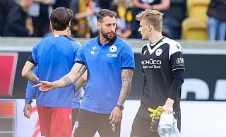 DSC-Trainer Mitch Kniat (l., im Gespräch mit Torwart Jonas Kersken) hält am kurzen Spielaufbau bei Arminia Bielefeld fest. - Oliver Krato