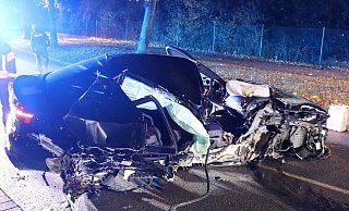 Der Audi wurde beim Unfall stark beschädigt. - Polizei Kreis Herford