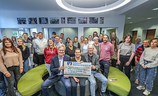 15.000 Euro spenden wurden von Monika Dreier, Vorsitzende des Fördervereins (Mitte) an AWO-Vorstand, Thomas Euler (links) und Schulleiter, Tobias Kämper (rechts) übergeben. - Sarah Jonek