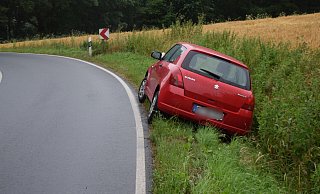 Der Suzuki der Mindenerin geriet nach dem Fast-Zusammenstoß in den Straßengraben. - Polizei Kreis Herford