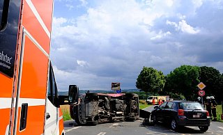 Ein Bulli mit sechs Insassen, die auf dem Heimweg von ihrer Arbeitsstätte bei der Lebenshilfe Lübbecke waren, und einem Fahrer verunglückte in Isenstedt. - Heike von Schulz