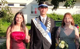 Herlinghausens bester Schütze Marcio Kamnitz mit seinen Ehrendamen Lena Sauerland (l.) und Sarah Brachholz. - Nicole Kuper