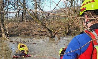 Zur Bergung des Kanu mussten am Mittwoch wegen der starken Nethe-Strömung Spezialisten von der DLRG Brakel anrücken. - DLRG Ortsgruppe Brakel