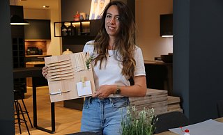 Influencerin Catharina bastelt mit den Besucherinnen und Besuchern Foodboards. Mit dem Essensplan können die Gerichte für die ganze Woche geplant werden. - Anthea Moschner