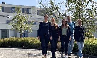 Oberärztin Almut Hübenthal (v.l.), Ergotherapeutin Kerstin Ziehn, psychologische Psychotherapeutin Sophia Mattheus, pflegerischer Leiter Bernd Niermann und Fachkrankenpflegerin Iris Maurer sowie 19 weitere Kollegen bilden das Team der stationsäquivalenten Behandlung in der Klinik für Psychiatrie im evangelischen Klinikum Bethel. - Carolin Nieder-Entgelmeier
