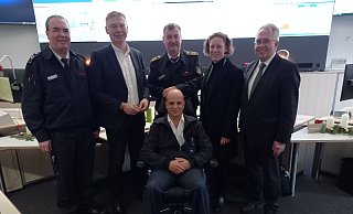 Frank Schröder (Leitstelle), Hiddenhausens Bürgermeister Andreas Hüffmann, Bernd Kröger, Maren Banzhaf, Jürgen Müller und Andreas Barre (Leitstelle, sitzend). - Björn Kenter