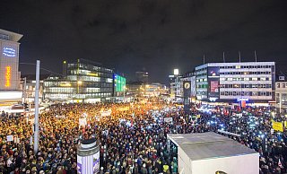 „Bielefeld ist bunt und weltoffen“ hieß 2015 das Motto der Kundgebung gegen rechts. Damals gingen geschätzt rund 10.000 Menschen auf die Straße. Die Organisatoren hoffen neun Jahre später auf einen ähnlichen Erfolg. - Christian Weische