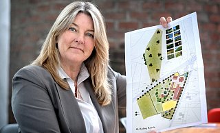Die Gütersloher Unternehmerin Barbara Hagedorn präsentiert in der "NW"-Redaktion einen Plan ihrer SL Riding Ranch. - Andreas Frücht
