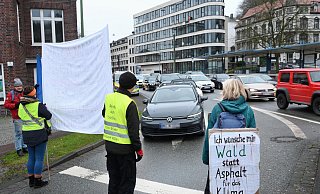 "Extinction Rebellion" legt am Adenauerplatz wieder kurzeitig den Verkehr lahm. - Barbara Franke "Extinction Rebellion" legt am Adenauerplatz wieder kurzeitig den Verkehr lahm. - Barbara Franke
