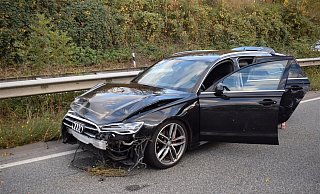 Der Audi ist vorne stark beschädigt, hier hatte ihn der VW-Fahrer beim Überholen touchiert. - Polizei Kreis Herford