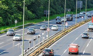 Zwischen Haller Weg und Quelle ist der neue OWD-Asphalt noch zu rutschig. Hier gilt weiterhin Tempo 50. - Jens Reichenbach