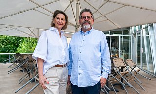 Björn und Silke Laffontien, hier auf der noch im Dornröschenschlaf befindlichen Terraase, sind die neuen Pächter der Gastronomie im Marta. Silke Laffontien übernimmt die Leitung und kehrt zum ursprünglichen Namen "Marta-Café" zurück. - Ralf Bittner