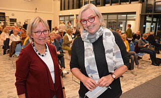 Martina Lange (l.) kann Erfolgsautorin Mechtild Borrmann bereits zum wiederholten Male in Oerlinghausen begrüßen, diesmal in der Mensa der Heinz-Sielmann-Schule. - Karin Prignitz