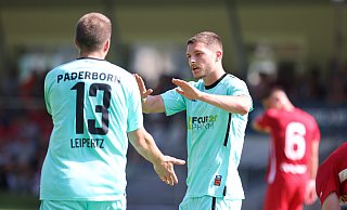 Florent Muslija (r.) hat einen Schlag auf den Fuß bekommen und pausiert. Robert Leipertz fällt für das Auftaktspiel in Fürth aus. - Oliver Krato
