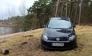 Der Golf stand festgefahren oberhalb des Habichtsees - Polizei Paderborn