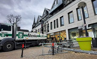 Die Fassade des Gebäudes am Markt wird eingerüstet. - David Schellenberg
