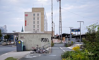 Das geplante Fahrradparkhaus liegt zwischen Busbahnhof und Gleis 1 am Paderborner Hauptbahnhof. - Niklas Tüns Das geplante Fahrradparkhaus liegt zwischen Busbahnhof und Gleis 1 am Paderborner Hauptbahnhof. - Niklas Tüns