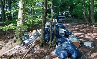Ein Riesenberg Müll wurde von Unbekannten am Kammweg des Wiehengebirges entsorgt. In einigen der blauen Müllsäcke befanden sich große Mengen alter Leuchtstoffröhren. - Markus Uhr