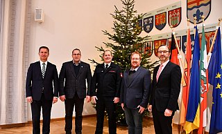 Freuen sich, dass der Bevölkerungsschutz im Kreis Höxter mit der Neuaufstellung für die Zukunft gut gerüstet ist (von links): Landrat Michael Stickeln, Thomas Krämer (Leiter der Abteilung Rettungsdienst des Kreises Höxter), Daniel Wulf (Leiter der Kreisleitstelle) Stefan Nostitz (Leiter der Abteilung Feuer-, Katastrophen- und Zivilschutz) und Matthias Kämpfer (Leiter des Fachbereichs Öffentliche Sicherheit beim Kreis Höxter). - Kreis Höxter
