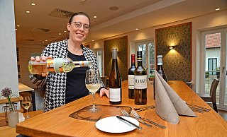 Die neue Kreisvorsitzende des Hotel-und Gaststättenverbandes, Larissa Mattlage, hat sich auch von den Corona-Lockdowns nicht unterkriegen lassen. Hier ist sie bei einer virtuellen Wenprobe zu sehen, die in der Alten Rentei auf Schloss Benkhausen stattgefunden hatte. - Gauselmann