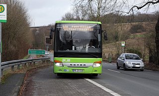 Immer wieder kommt es auf der Landesstraße 755 bei Altenbeken zu riskanten Überholmanövern, auch an den Bushaltestellen. - Kurt Blaschke