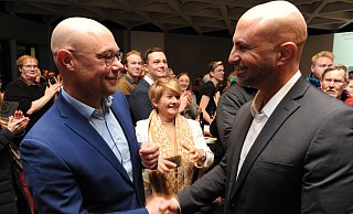 Der unterlegene CDU-Kandidat Jörg-Michael Schrader (l.) gratuliert dem SPD-Kandidaten und künftigen Minden-Lübbecker Landrat Ali Dogan. - Joern Spreen-Ledebur