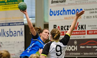 Brakes Katharina Lange (l.) erzielte drei Tore beim Spiel gegen Hüllhorst. - Andreas Zobe