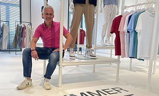 Brax-Geschäftsführer und Unternehmenssprecher Marc Freyberg inmitten der neuen Frühjahrs-/Sommerkollektion, die gerade auch auf den Düsseldorfer Fahion-Days vorgestellt wird. Vorab gab er einen Einblick im Showroom des Unternehmens an der Wittekindstraße in Herford. "Summer Delight" bedeutet soviel wie Sommer-Vergnügen. - Natalie Gottwald