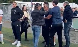 Nach dem Spiel zwischen den Fußball-B-Ligisten Brake II und SV Roj waren die Gemüter nur schwer zu beruhigen, wie dieser Screenshot aus einem Video zeigt, das der Redaktion vorliegt. - Peter Burkamp